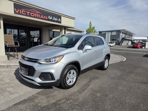 Used 2018 Chevrolet Trax LT w/ LT Convenience Package AWD/4WD image 2