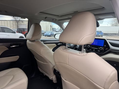 Used 2023 Toyota Highlander Limited image 19