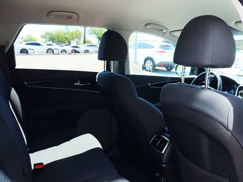 Used 2019 Kia Sorento S image 28