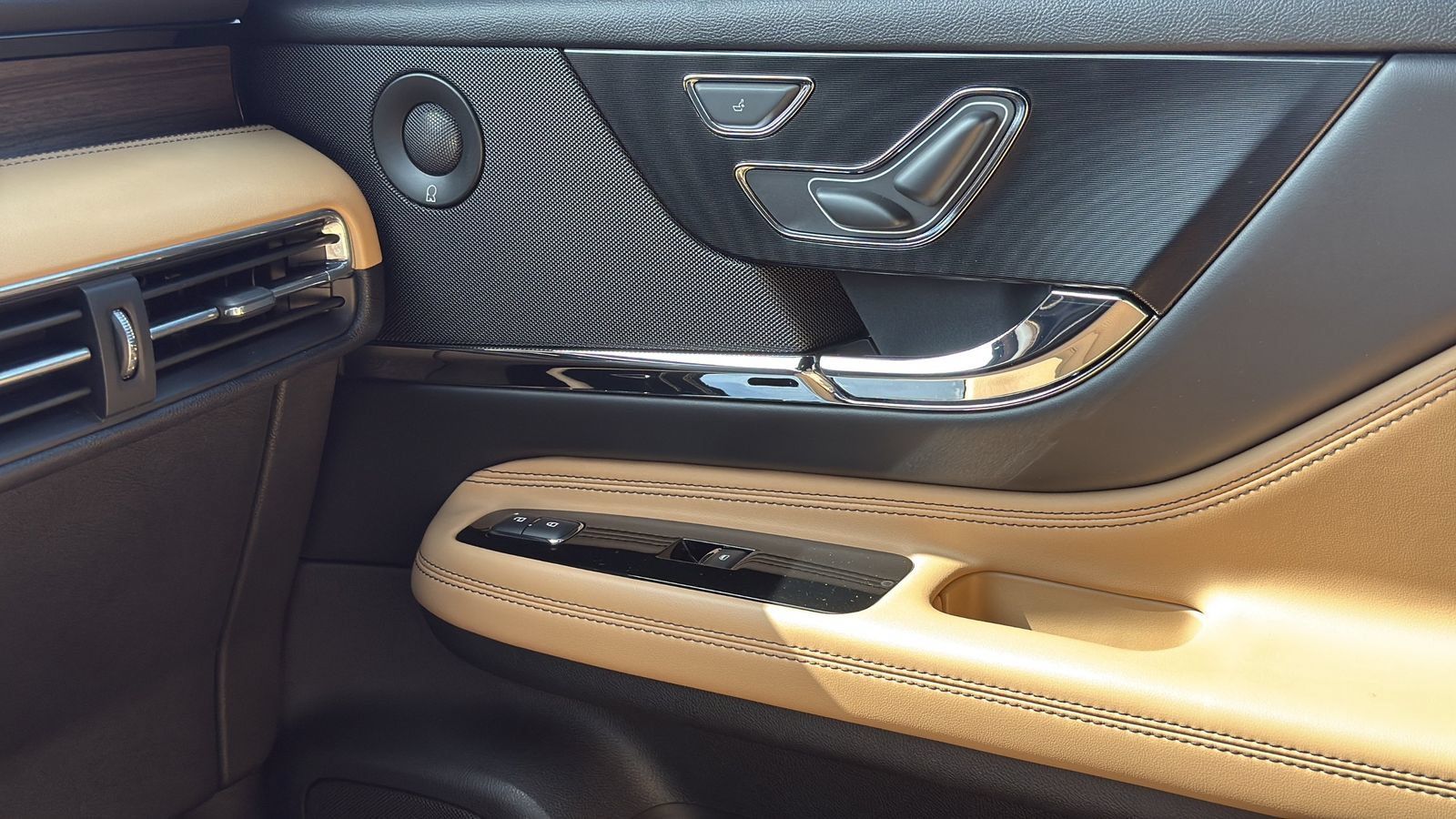 Used 2020 Lincoln Corsair Reserve FWD image 23