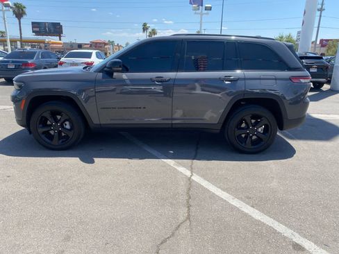 Used 2025 Jeep Grand Cherokee Limited w/ Black Appearance Package AWD/4WD image 9