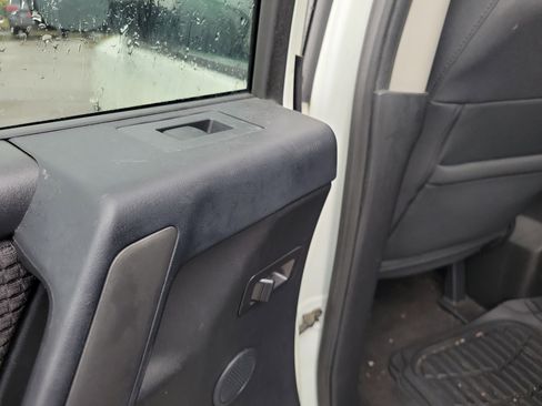 Used 2013 Nissan Titan SV w/ SV Value Truck Pkg image 14