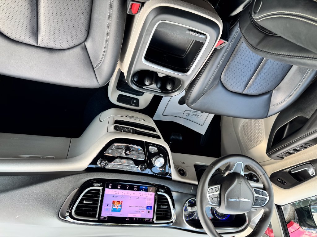 Used 2024 Chrysler Pacifica Touring-L FWD image 12