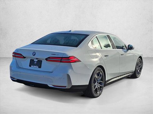 New 2026 BMW i5 eDrive40 w/ Convenience Package image 2