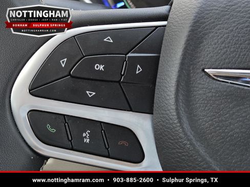 Used 2023 Chrysler Pacifica Touring-L FWD image 17
