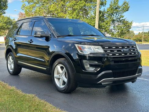 Used 2016 Ford Explorer XLT w/ Equipment Group 202A image 4