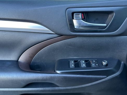 Used 2019 Toyota Highlander XLE AWD/4WD image 12
