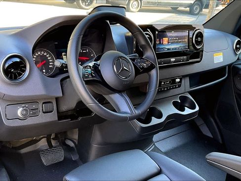 Used 2025 Mercedes-Benz Sprinter 2500 image 16