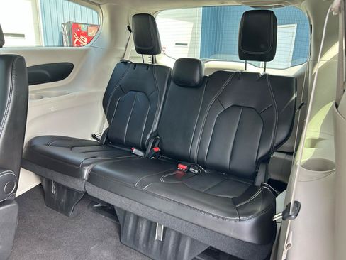 Used 2023 Chrysler Pacifica Touring-L FWD image 22