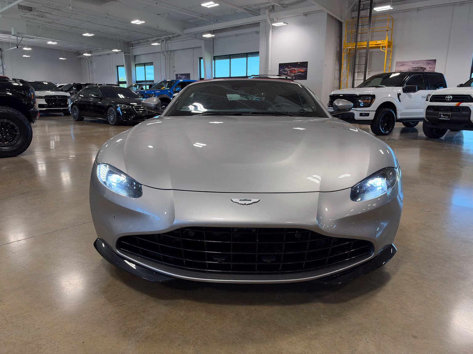 Used 2021 Aston Martin V8 Vantage Roadster RWD image 4