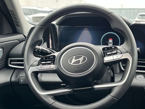 Used 2025 Hyundai Elantra SEL image 28