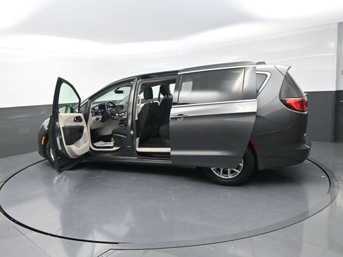 Used 2022 Chrysler Voyager LX image 34