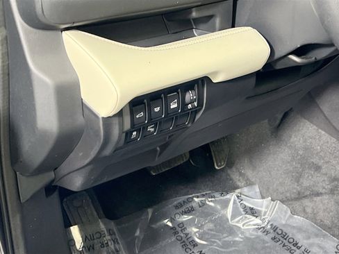 Used 2022 Subaru Ascent Limited w/ Technology Package image 10