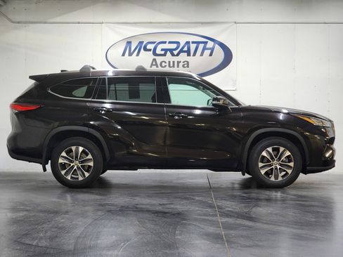 Used 2020 Toyota Highlander XLE AWD/4WD image 3