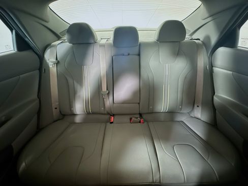 Used 2025 Hyundai Elantra SEL FWD image 30