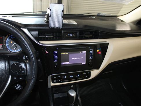 Used 2018 Toyota Corolla LE FWD image 13