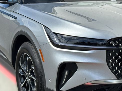 Used 2024 Lincoln Nautilus Premier image 10