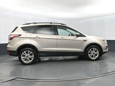 Used 2017 Ford Escape SE w/ Equipment Group 201A AWD/4WD image 4