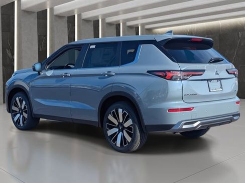 New 2026 Mitsubishi Outlander SE image 2