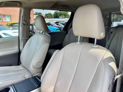 Used 2014 Toyota Sienna XLE FWD image 17