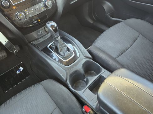 Used 2020 Nissan Rogue S image 11