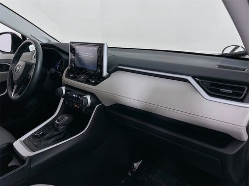 Used 2021 Toyota RAV4 XLE Premium image 31