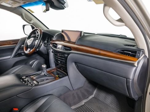 Used 2020 Lexus LX 570 4WD w/ Luxury Package image 27