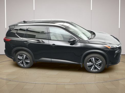 Certified 2025 Nissan Rogue SL w/ SL Premium Package FWD image 34