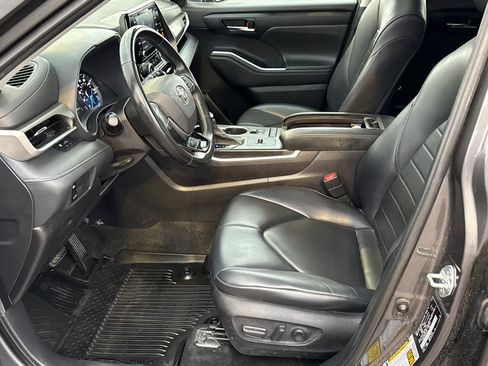 Used 2021 Toyota Highlander XLE image 11