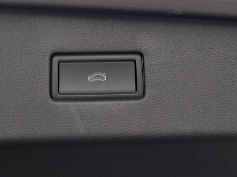 Used 2023 Volkswagen Tiguan SE R-Line image 29