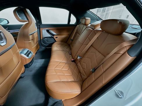 Used 2025 BMW 750e xDrive AWD/4WD image 17