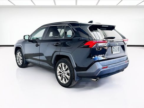 Used 2020 Toyota RAV4 XLE Premium image 6