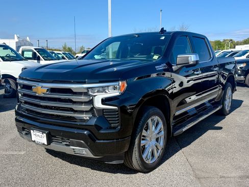 Used 2024 Chevrolet Silverado 1500 High Country w/ Technology Package AWD/4WD image 3