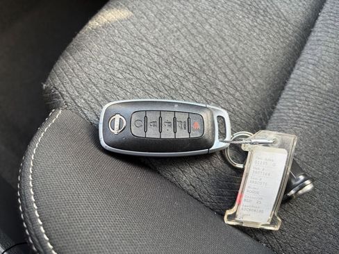 Used 2025 Nissan Rogue SV FWD image 27