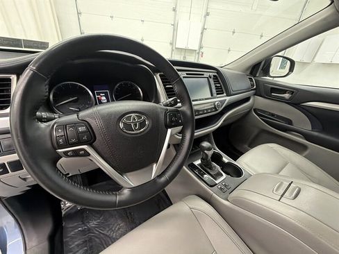 Used 2016 Toyota Highlander XLE AWD/4WD image 11
