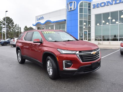 Used 2022 Chevrolet Traverse LT image 1