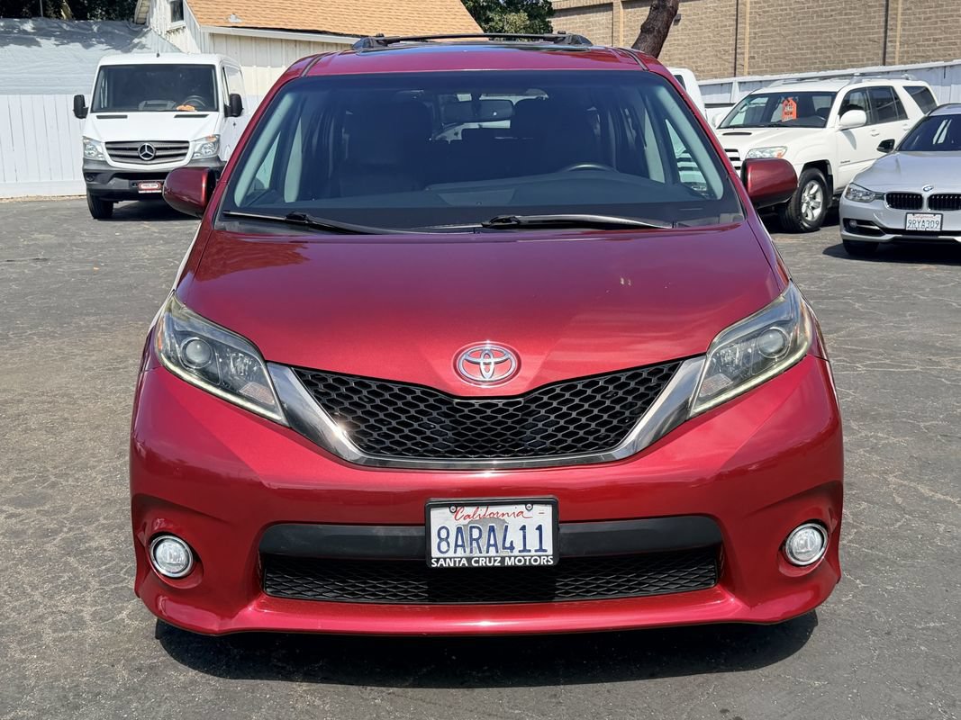 Used 2017 Toyota Sienna SE w/ SE Preferred Package FWD image 2