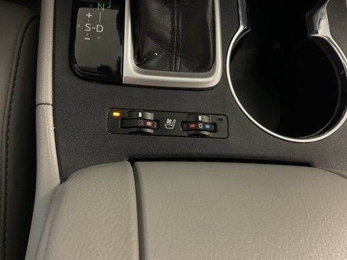 Used 2019 Toyota Highlander Limited AWD/4WD image 4