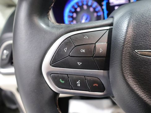 Used 2017 Chrysler Pacifica Touring-L w/ Tire & Wheel Group FWD image 30
