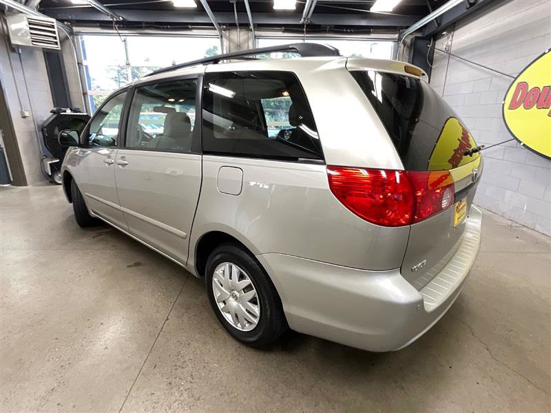 Used 2010 Toyota Sienna FWD image 3
