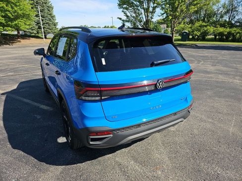 Used 2025 Volkswagen Taos SE AWD/4WD image 3