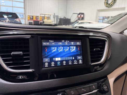 Used 2021 Chrysler Voyager Lxi image 10