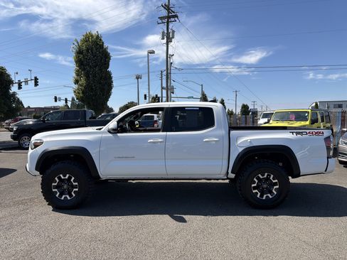 Used 2020 Toyota Tacoma TRD Off-Road w/ Technology Package AWD/4WD image 2
