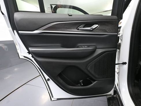 Used 2024 Jeep Grand Cherokee Limited w/ Luxury Tech Group II AWD/4WD image 39