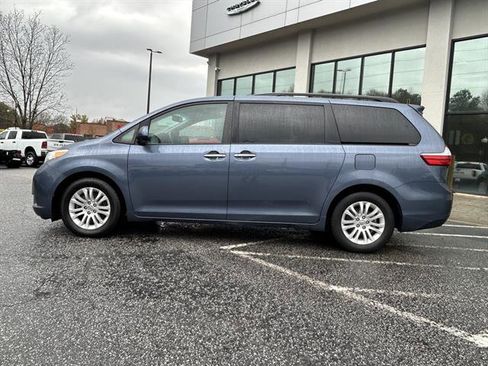 Used 2017 Toyota Sienna XLE image 3