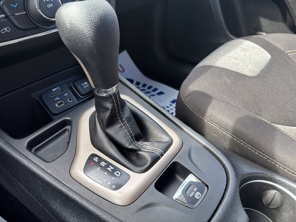Used 2018 Jeep Cherokee Latitude w/ Cold Weather Group FWD image 19
