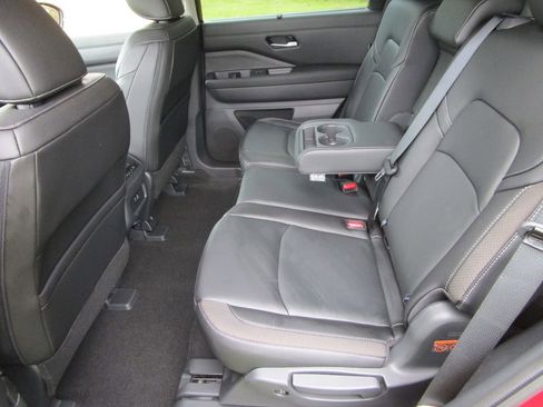 Used 2024 Nissan Pathfinder SL image 19