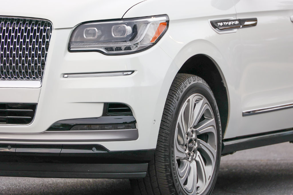Used 2024 Lincoln Navigator Premiere AWD/4WD image 16