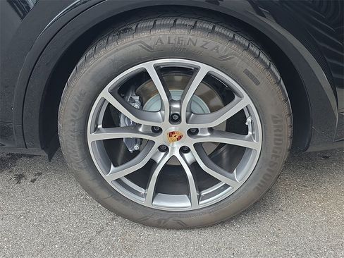 Used 2025 Porsche Cayenne image 11