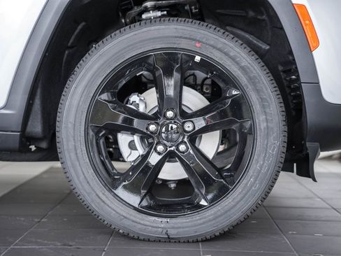 New 2025 Jeep Grand Cherokee Altitude image 16